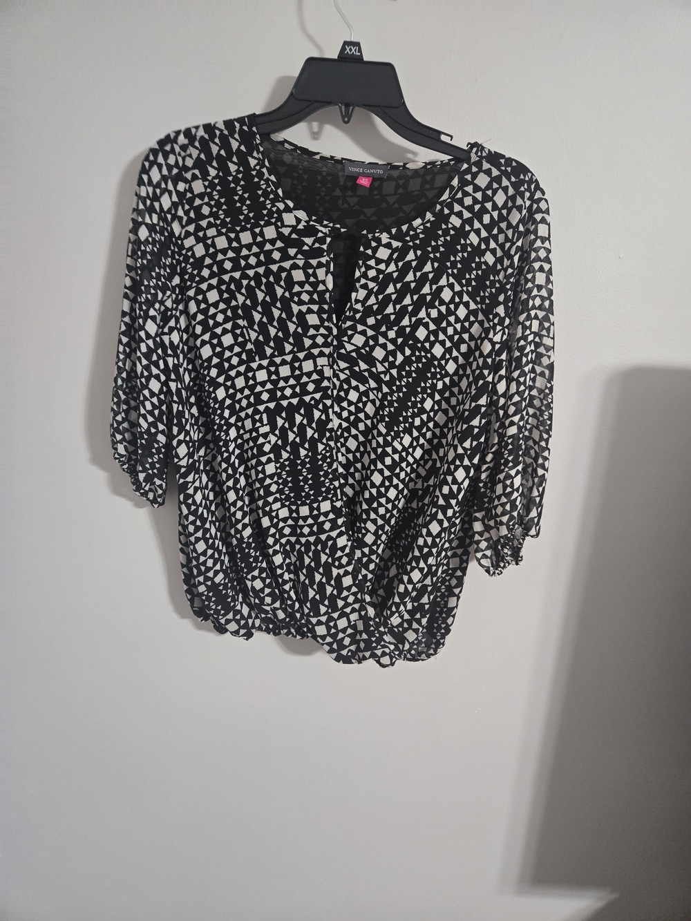 Vince Camuto Black & White Geometric Keyhole Blouse